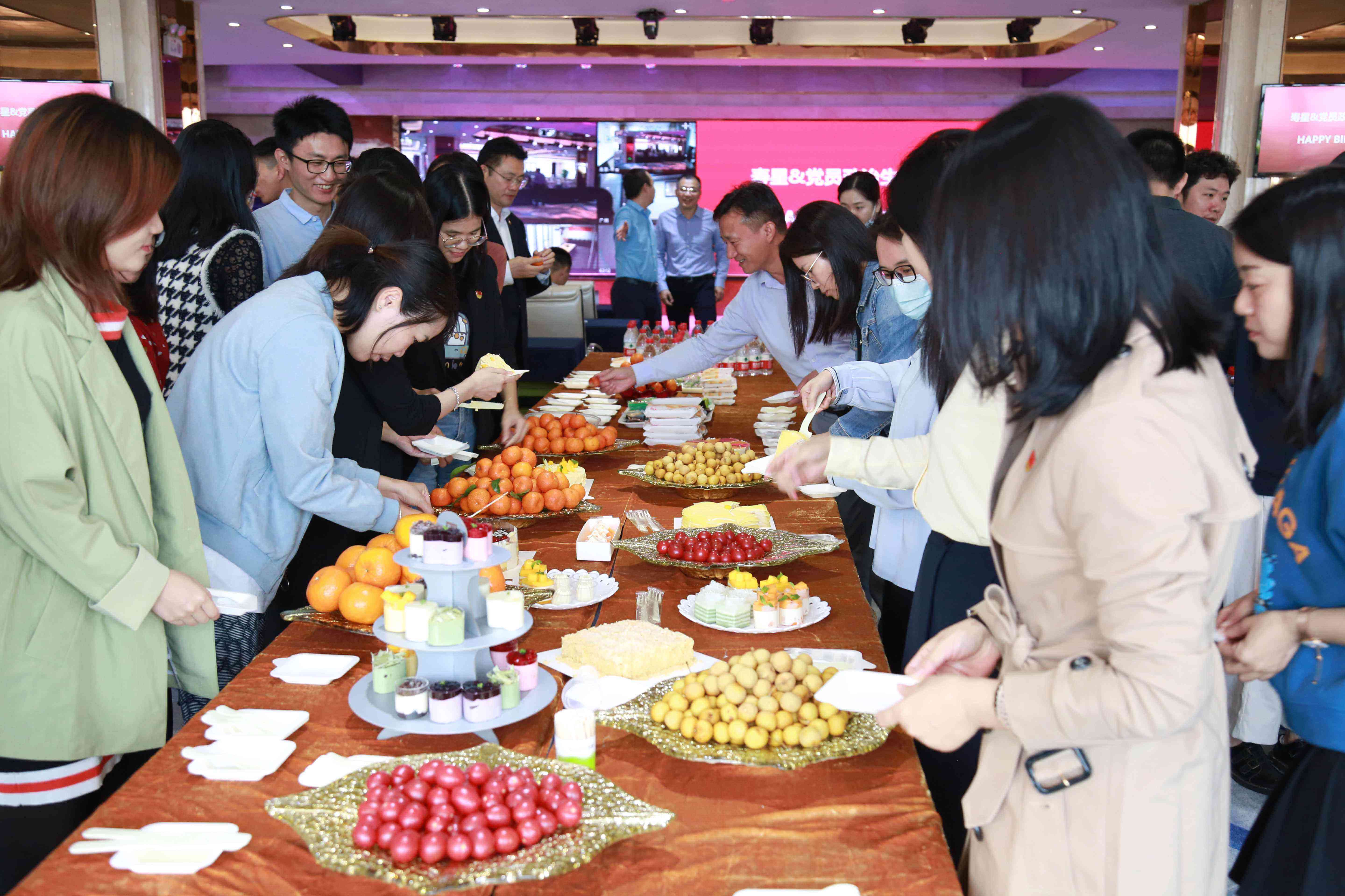 企业党建与文化相融合，点亮员工生日会